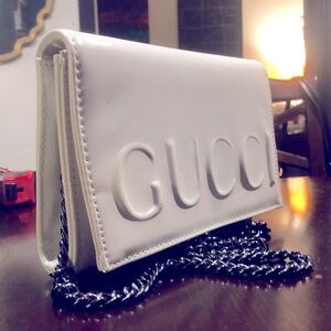 GUCCI EMBOSSED WHITE LEATHER CLUTCH W/ REMOVABLE CHAIN STRAP